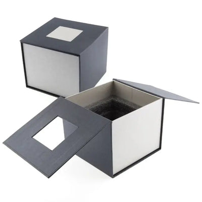Boîte cadeau rigide noire et grise avec calage intérieur en mousse, conçue pour protéger un cube en verre.