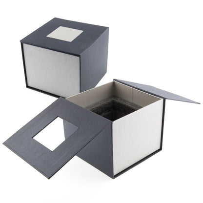 Boîte cadeau rigide noire et grise avec calage intérieur en mousse, conçue pour protéger un cube en verre.