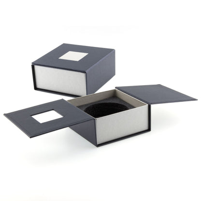 Coffret cadeau rigide noir et gris pour dôme en verre gravé 2D, avec calage intérieur velours. Emballage élégant et sécurisé pour offrir un presse-papier personnalisé.