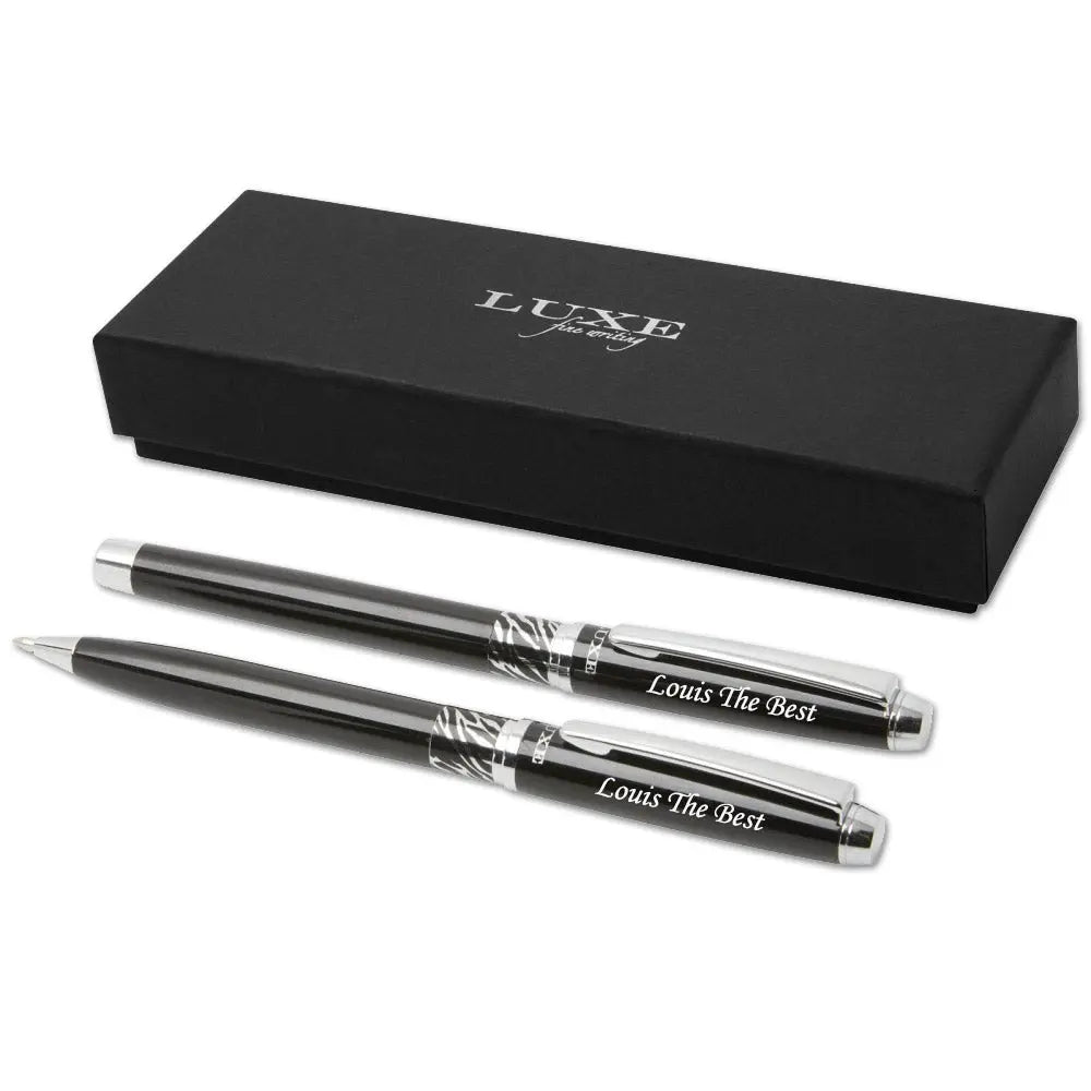 Coffret cadeau avec stylo bille et roller noirs personnalisés par gravure. Un duo raffiné à offrir avec prénom et date dans une boîte élégante.