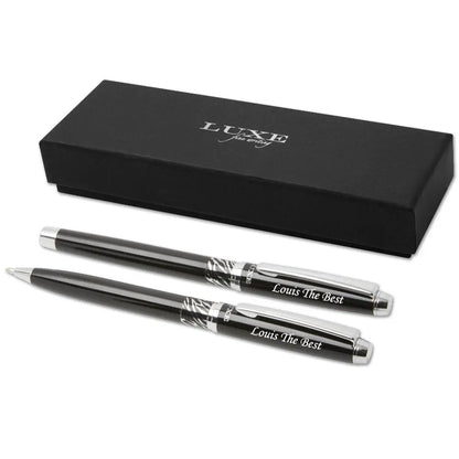 Coffret cadeau avec stylo bille et roller noirs personnalisés par gravure. Un duo raffiné à offrir avec prénom et date dans une boîte élégante.