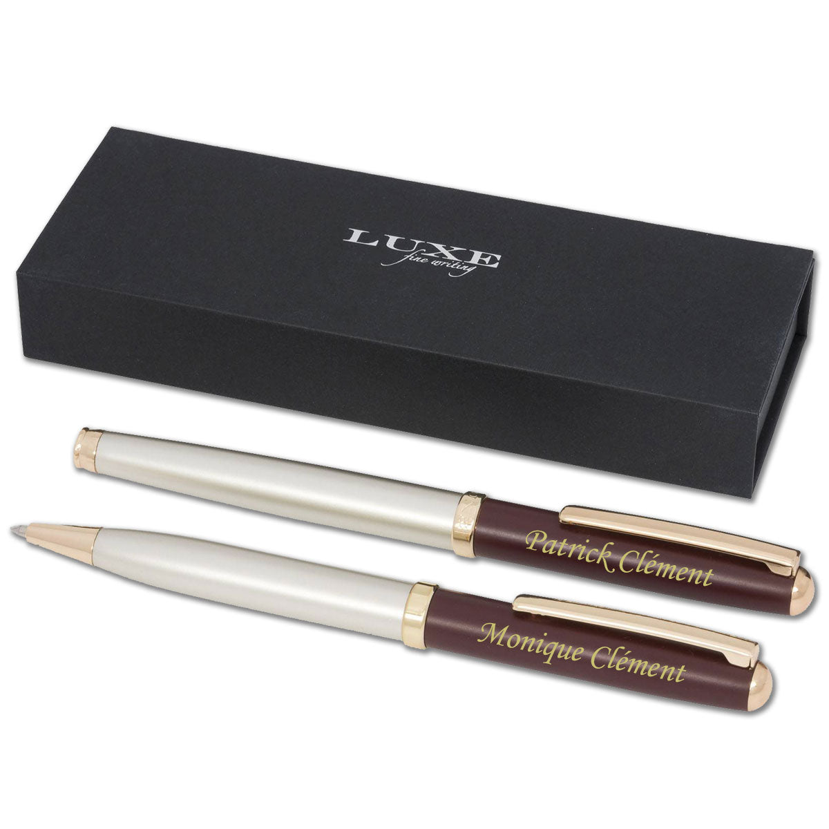 Coffret cadeau noir contenant deux stylos personnalisés rouges et dorés, gravés avec précision pour un présent chic et raffiné à offrir.
