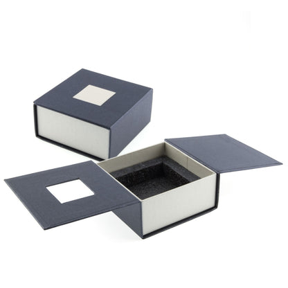 Le support téléphone en verre gravé est livré dans un coffret cadeau soigné, prêt à offrir pour un anniversaire, Noël ou fête des mères.