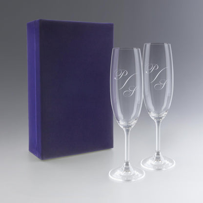 Coffret cadeau raffiné contenant deux flûtes à champagne gravées d’un monogramme. Un cadeau personnalisé idéal pour couple, fiançailles ou noces.