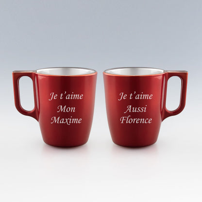 Coffret duo de mugs rouges en verre 25 cl à personnaliser avec vos textes. Un cadeau romantique et unique pour couple, gravé en France.