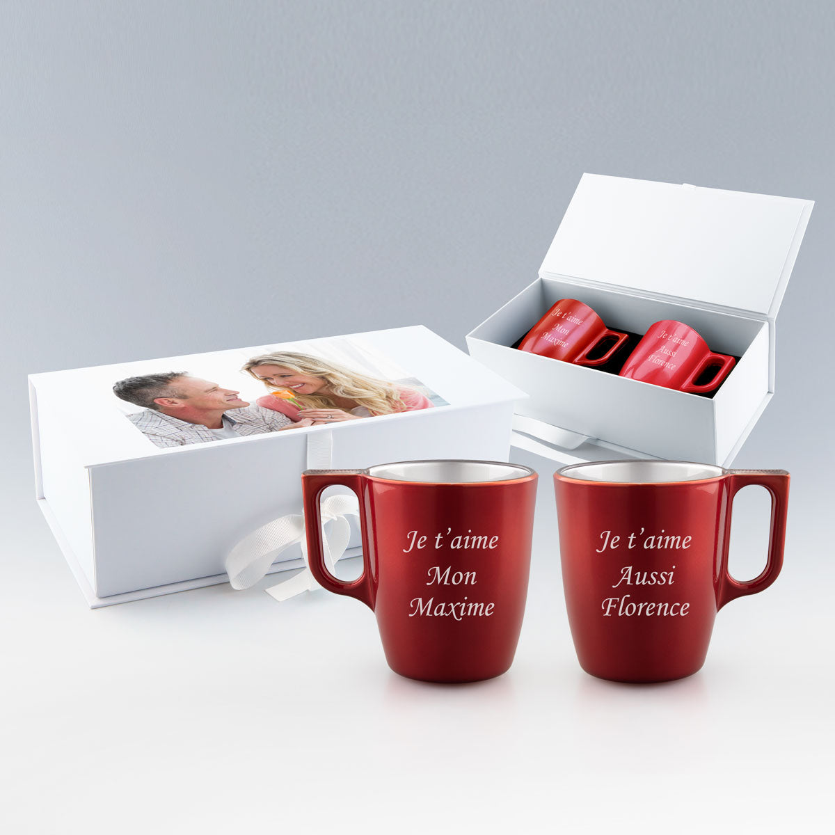 Offrez un coffret duo de mugs en verre avec gravure personnalisée et photo sur le coffret. Une idée cadeau sur mesure, prête à offrir.