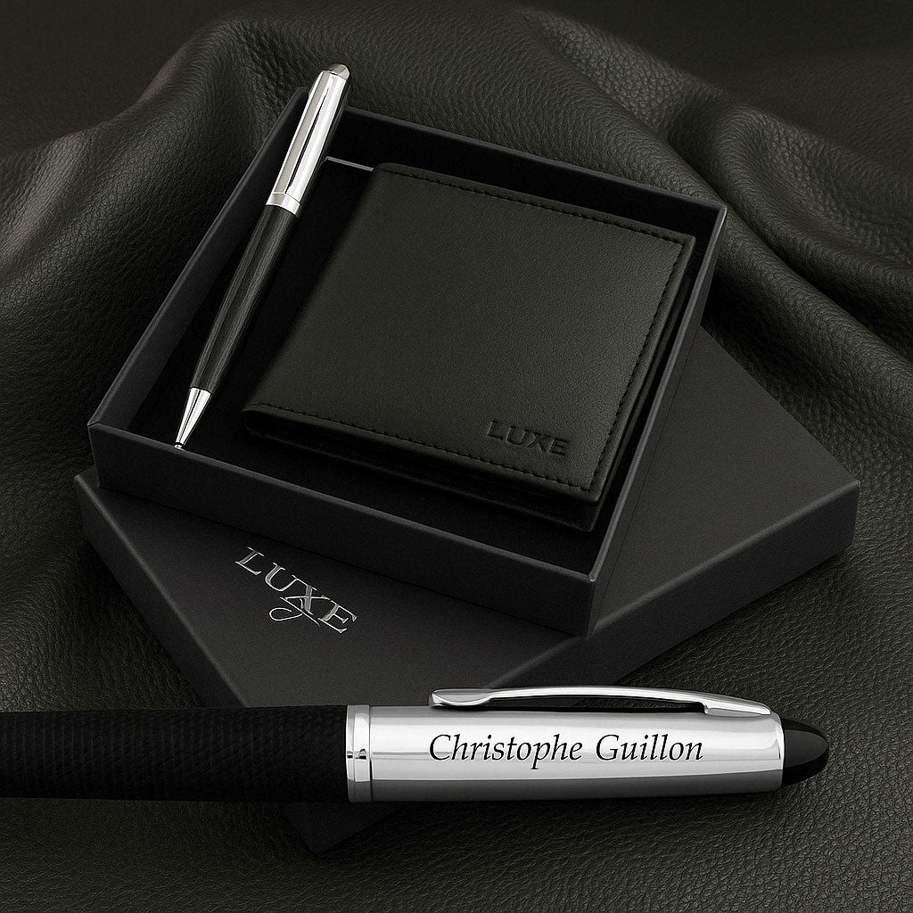 Coffret cadeau élégant contenant un portefeuille noir et un stylo assorti, parfait pour une personnalisation gravée.
