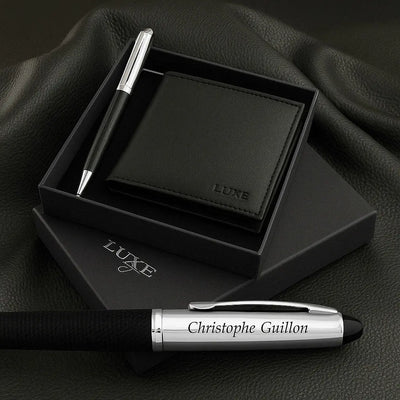 Coffret cadeau élégant contenant un portefeuille noir et un stylo assorti, parfait pour une personnalisation gravée.