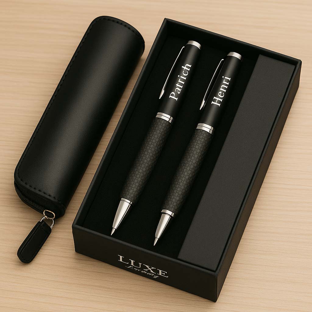 Coffret stylos personnalisés avec prénoms gravés “Patrich” et “Henri”, livré dans une boîte élégante avec étui assorti.
