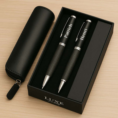 Coffret stylos personnalisés avec prénoms gravés “Patrich” et “Henri”, livré dans une boîte élégante avec étui assorti.