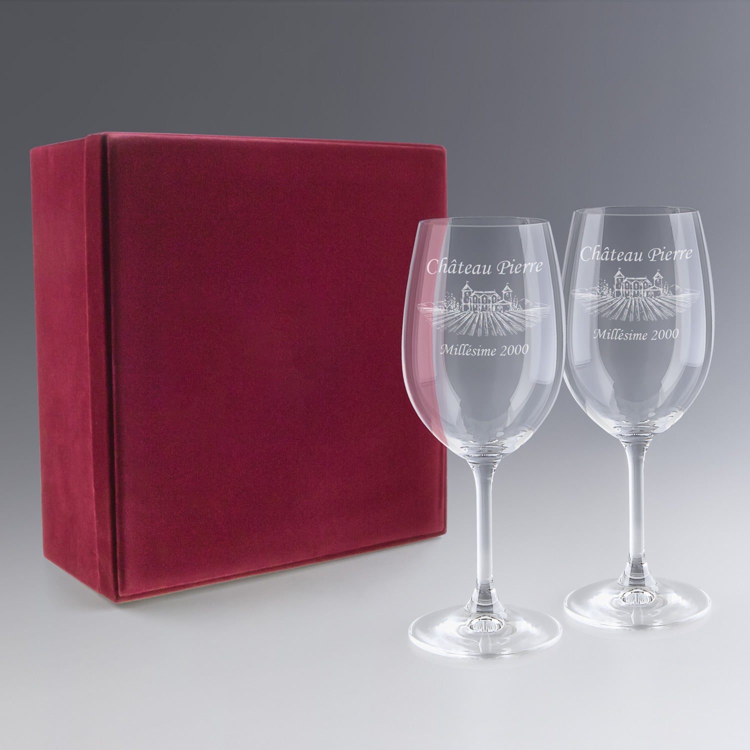 Coffret de deux verres à vin gravés personnalisés avec texte et illustration. Un cadeau raffiné pour amateurs de vin, livré dans un écrin en velours.