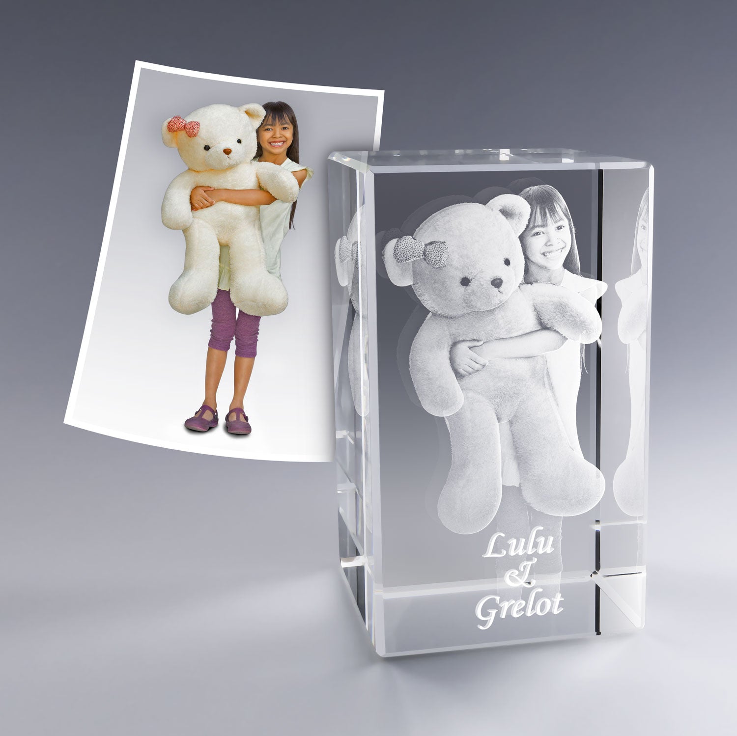 Bloc en verre gravé en 3D avec une photo d’enfant et son ours en peluche – Cadeau personnalisé à partir d'une simple photo souvenir.