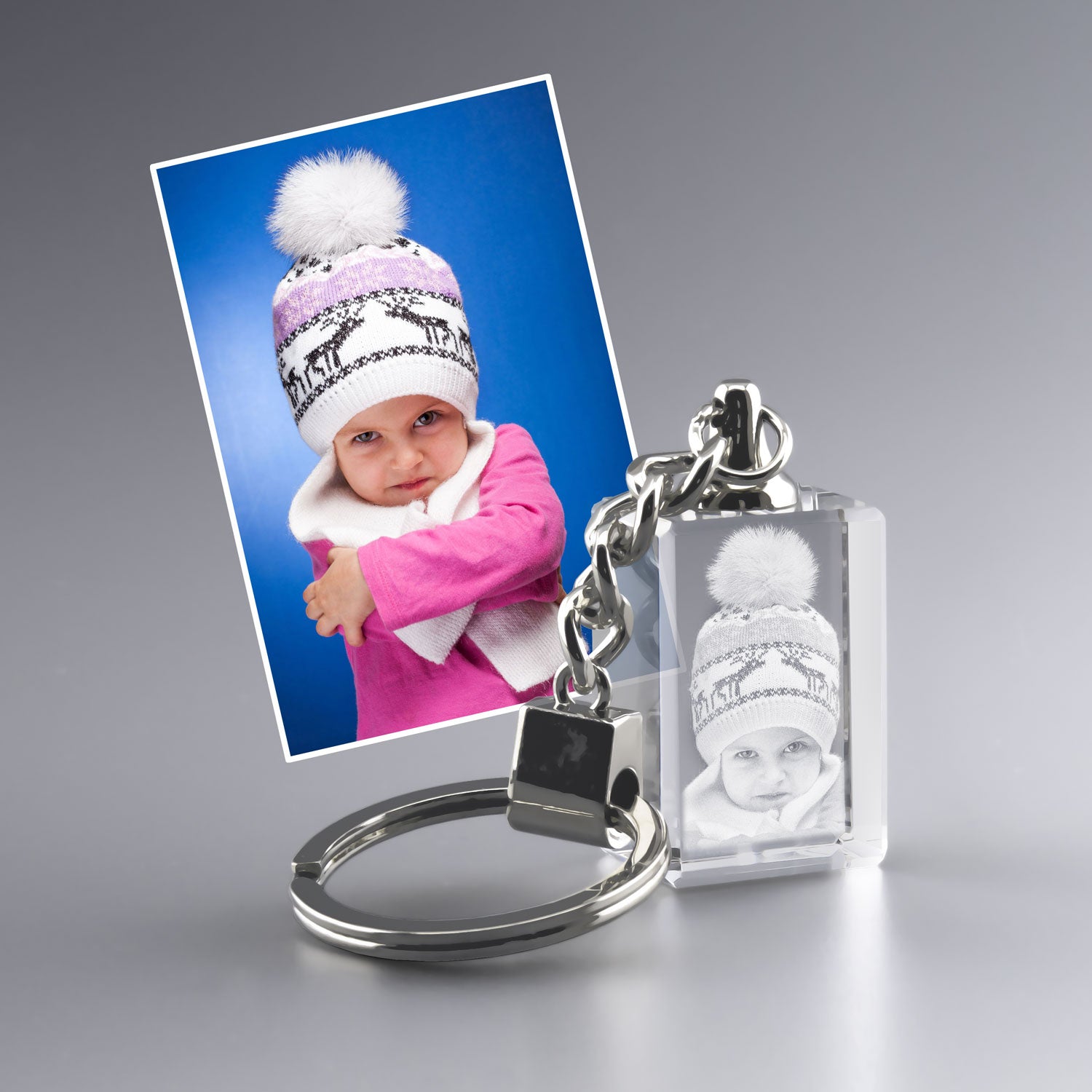 Porte-clés en verre personnalisé avec gravure 3D d'une photo d'enfant en bonnet, transformant l'image en souvenir unique.