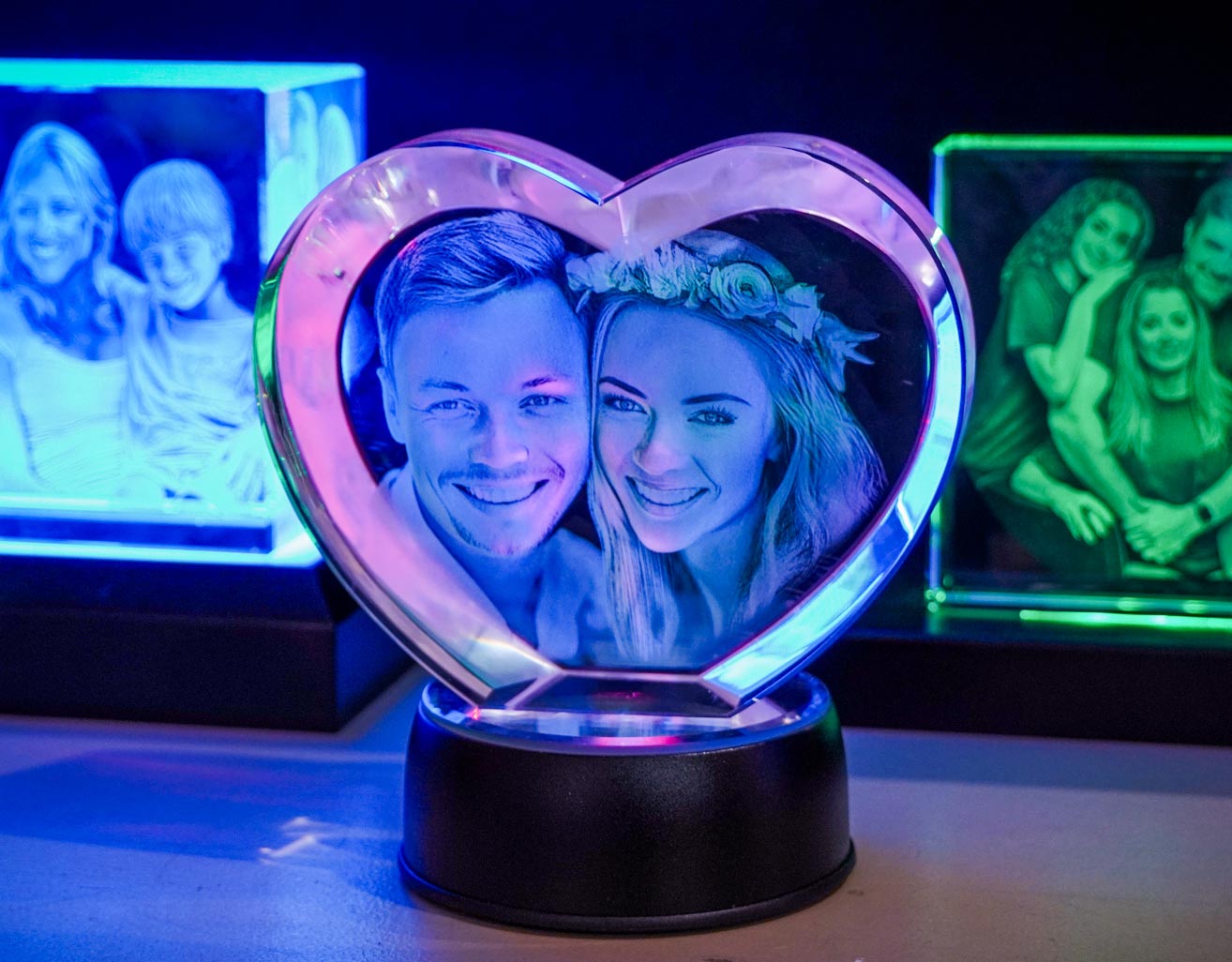 Bloc cœur en verre personnalisé avec photo gravée en 3D, posé sur un socle lumineux LED. Cadeau romantique et élégant pour sublimer vos souvenirs.