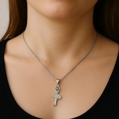 Pendentif Ballerine en argent porté, sublimant le décolleté avec finesse. Un bijou Zephyr Paris au style intemporel.