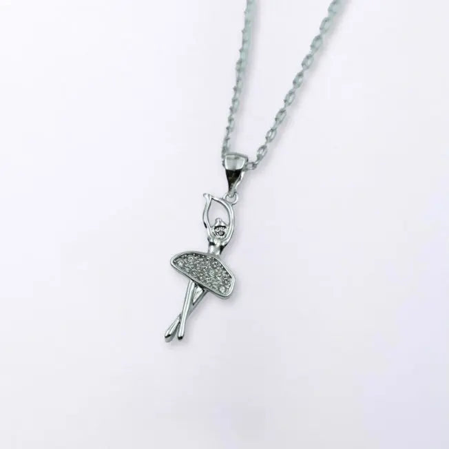Collier Ballerine en finition argentée avec cristaux brillants, accompagné de son écrin personnalisable bleu velours, prêt à offrir.