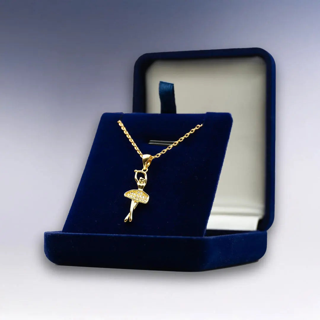 Collier Ballerine doré dans son écrin bleu personnalisable. Une idée cadeau originale et pleine de grâce pour les amatrices de danse et d’élégance.