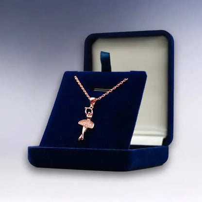 Collier Ballerine en or rose présenté dans un écrin velours personnalisable. Un bijou raffiné, idéal pour offrir un cadeau élégant et délicat.
