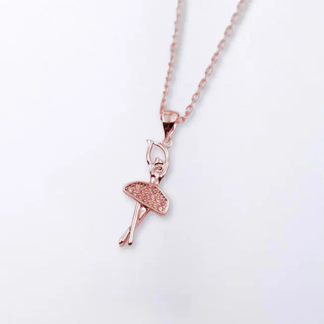 Pendentif Ballerine or rose orné de cristaux, présenté avec soin dans un écrin personnalisable pour un cadeau élégant et inoubliable.