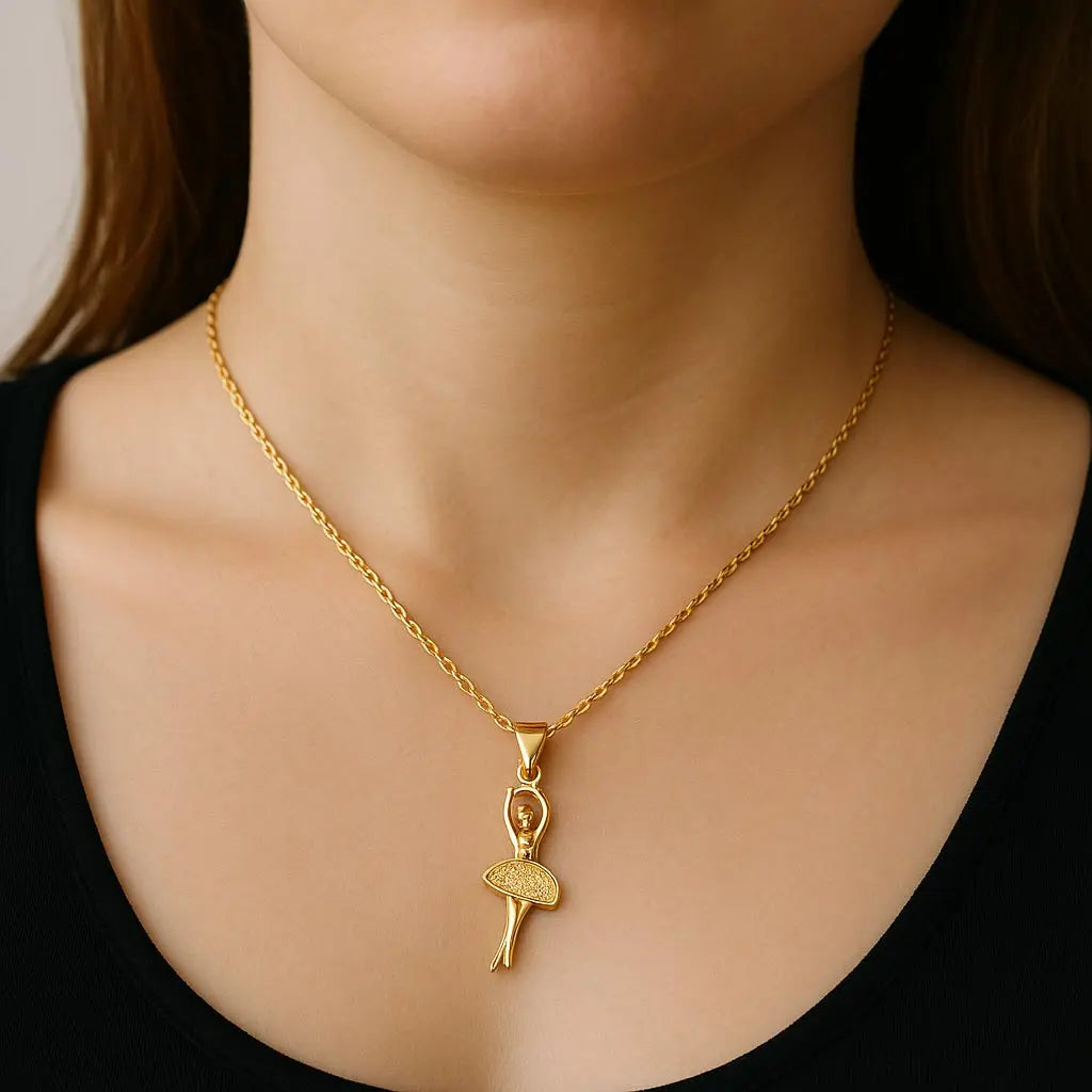 Collier Ballerine doré porté, évoquant la beauté du mouvement. Élégance classique pour un bijou Zephyr Paris raffiné.