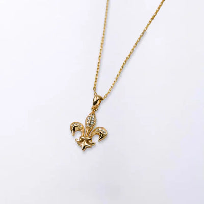 Collier doré Fleur de Lys présenté dans un écrin bleu personnalisable, symbole d'élégance et de noblesse. Idéal comme cadeau raffiné.