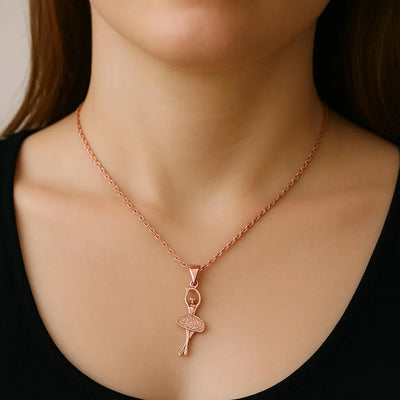 Collier Ballerine en or rose porté au cou, reflet d’élégance et de délicatesse. Une création Zephyr Paris pleine de charme.