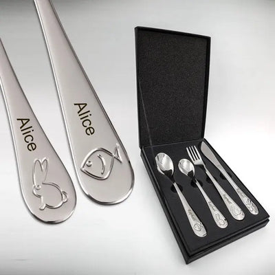 Zoom sur la gravure laser du prénom sur les couverts en inox. Coffret cadeau idéal pour bébé, avec motifs animaux pour éveiller sa curiosité.