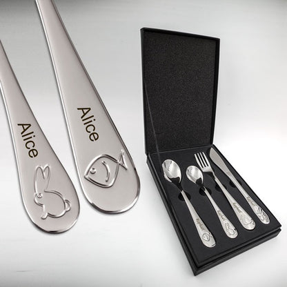 Zoom sur la gravure laser du prénom sur les couverts en inox. Coffret cadeau idéal pour bébé, avec motifs animaux pour éveiller sa curiosité.