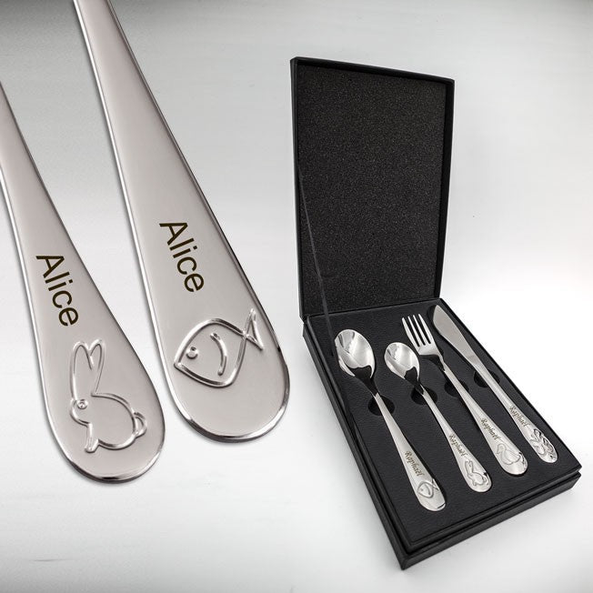 Zoom sur la gravure laser du prénom sur les couverts en inox. Coffret cadeau idéal pour bébé, avec motifs animaux pour éveiller sa curiosité.