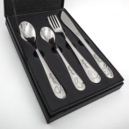 Offrez un coffret de couverts en inox personnalisé au prénom de l’enfant. Un cadeau durable, pratique et plein de tendresse pour ses premiers repas.
