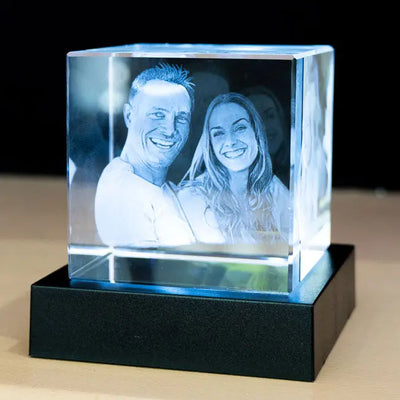 Faites briller vos souvenirs dans un cube 10 cm gravé en 3D. Cadeau personnalisé lumineux pour célébrer l’amour éternel.