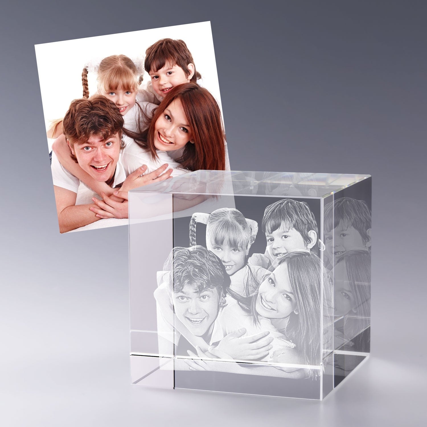 Gravure 3D dans un bloc en verre 10 cm : un souvenir unique pour toute la famille. Cadeau personnalisé émouvant et intemporel.