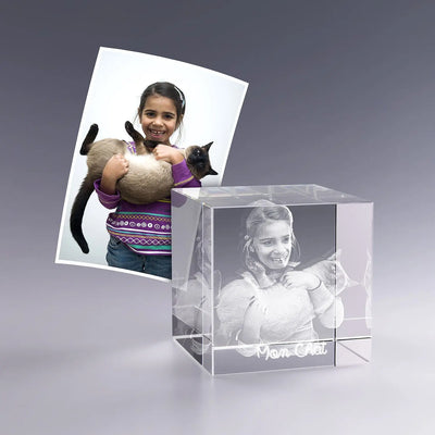 Bloc en verre 6 cm gravé au laser avec photo d'une enfant tenant son chat, un cadeau personnalisé unique à offrir aux amoureux des animaux.
