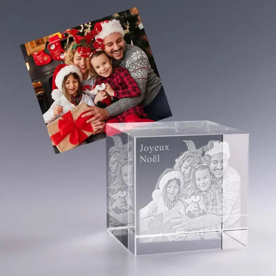 Gravez la magie de Noël dans un cube en verre 8 cm. Cadeau personnalisé unique à offrir pour immortaliser vos plus beaux souvenirs en famille.