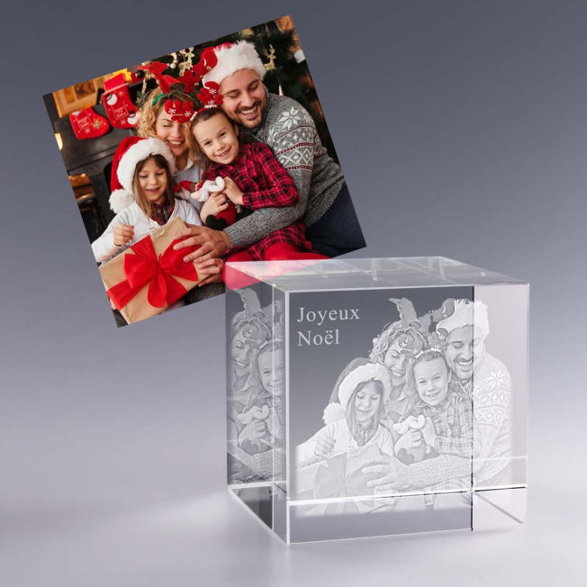Gravez la magie de Noël dans un cube en verre 8 cm. Cadeau personnalisé unique à offrir pour immortaliser vos plus beaux souvenirs en famille.