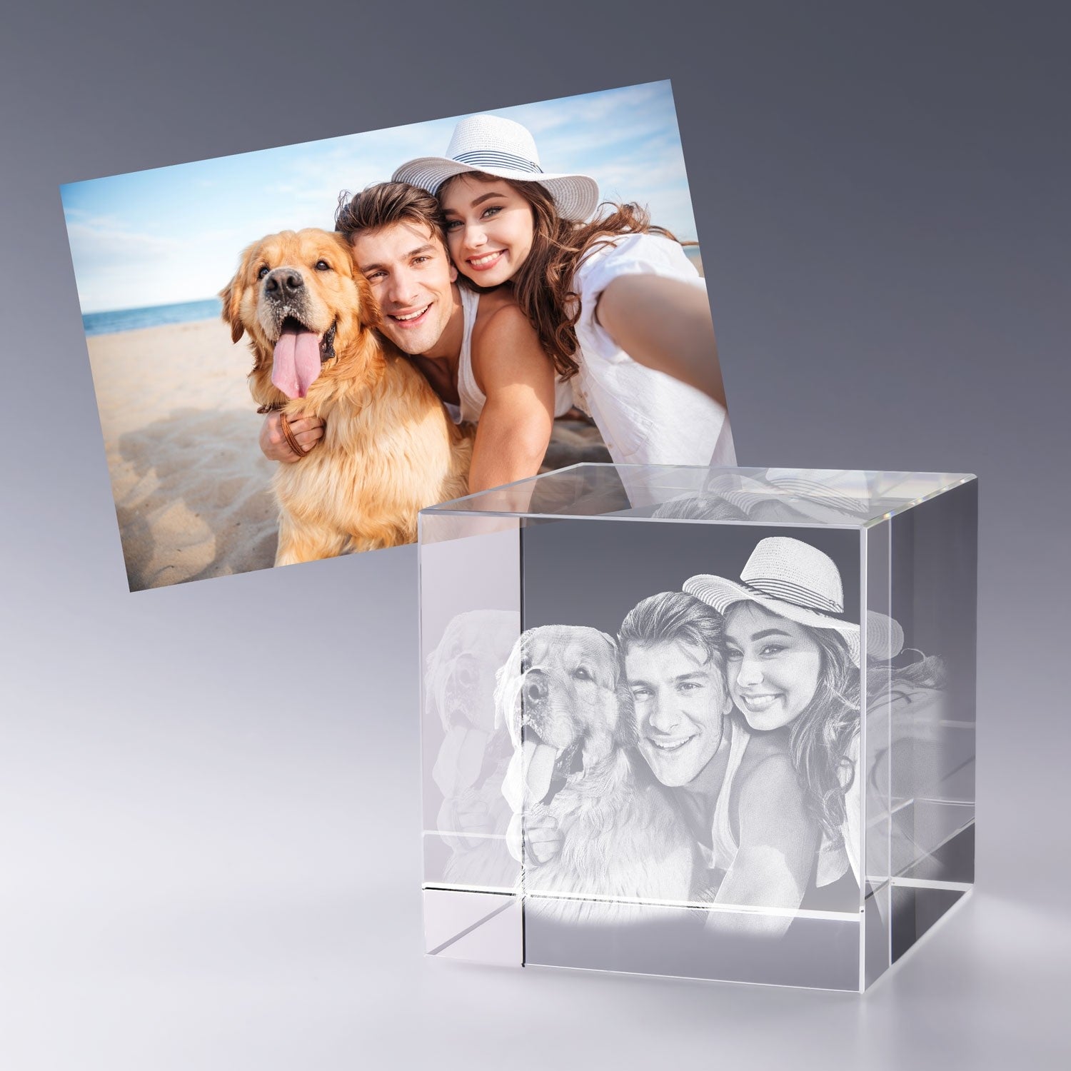 Offrez un souvenir éternel avec ce cube en verre 3D de 8 cm. Idéal pour graver une photo avec votre animal ou vos moments heureux à deux.