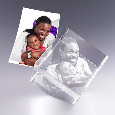 Gravure photo 3D dans un cube en verre 10 cm biseauté, représentant une maman et son bébé avec l'inscription "Mes Amours".