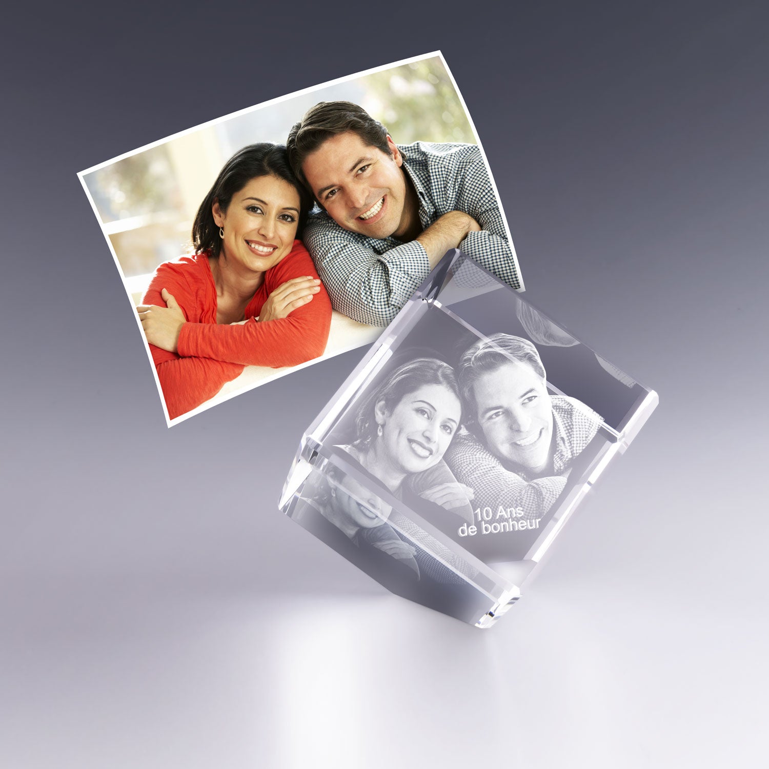 Alt : Bloc en verre pan coupé de 5 cm avec gravure 3D d’un couple souriant pour leurs 10 ans de bonheur. Cadeau personnalisé en verre idéal.