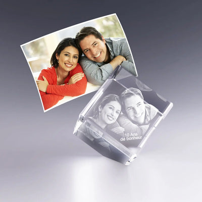 Alt : Bloc en verre pan coupé de 5 cm avec gravure 3D d’un couple souriant pour leurs 10 ans de bonheur. Cadeau personnalisé en verre idéal.