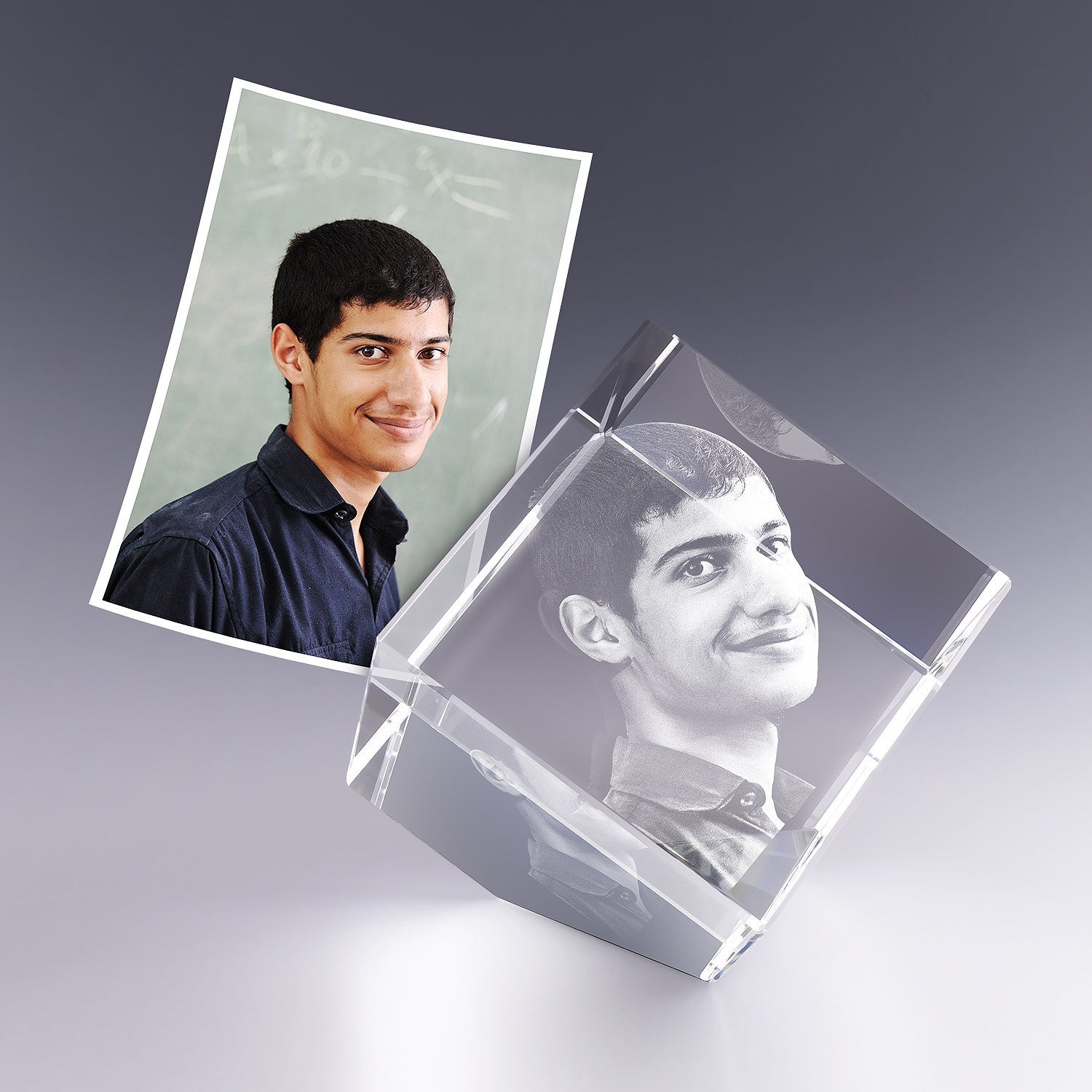 Bloc en verre pan coupé de 8 cm avec gravure laser 3D d’un jeune homme souriant, réalisé à partir d’une photo couleur. Cadeau personnalisé.