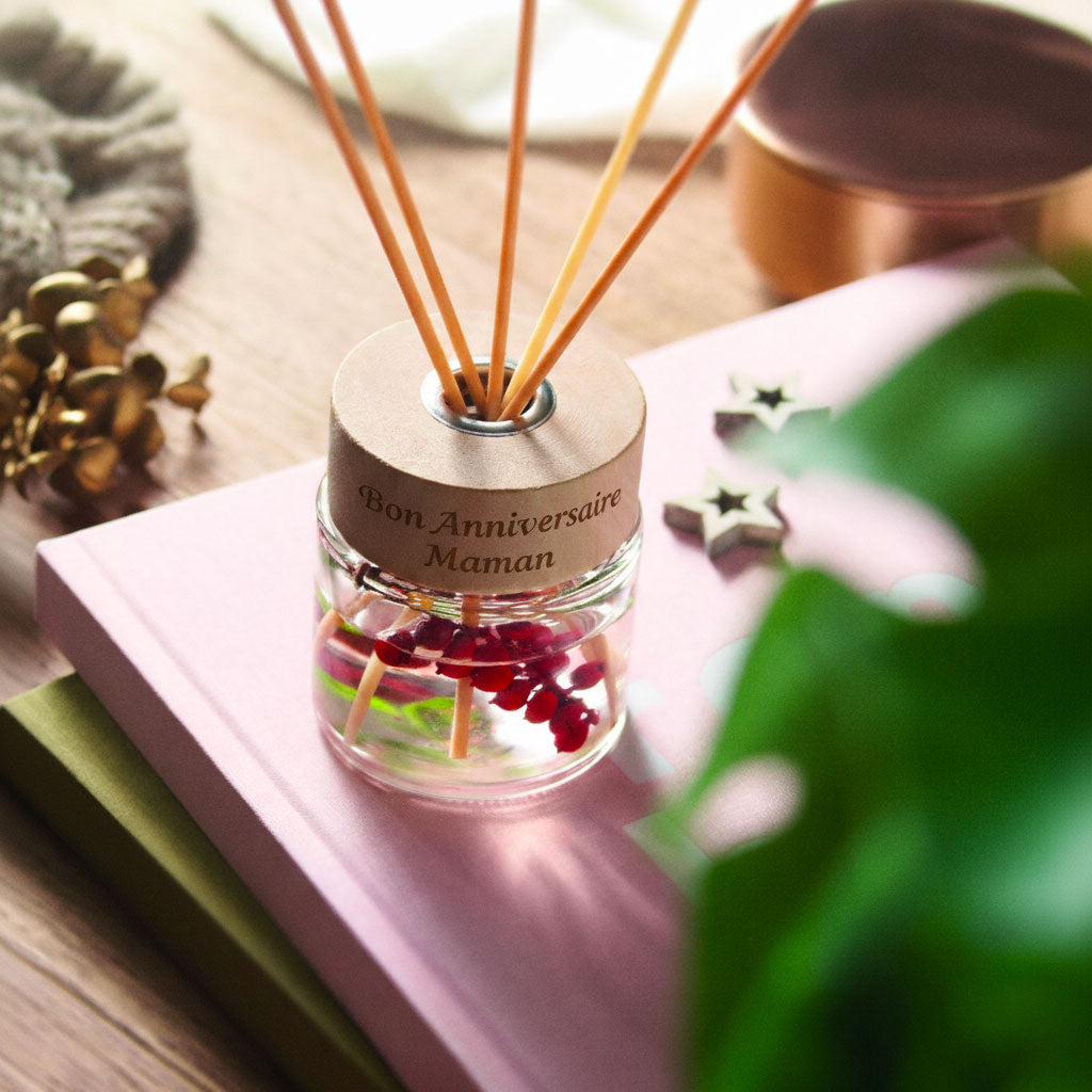 Diffuseur de parfum personnalisé “Bon Anniversaire Maman” posé sur une table, avec lumière douce et décor chaleureux.