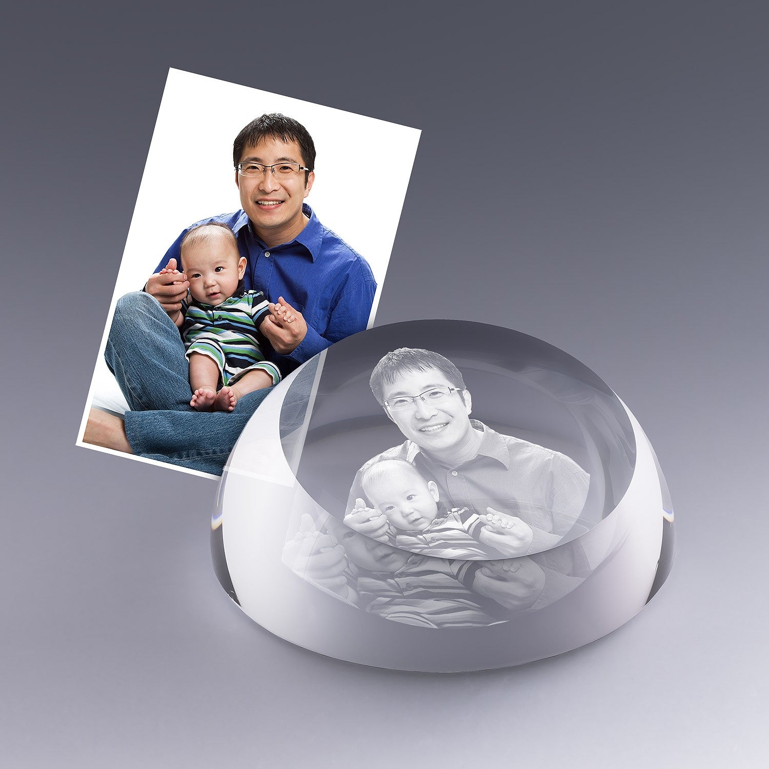 Presse-papier en verre en forme de dôme avec gravure 2D d’une photo père et enfant. Un cadeau personnalisé original, livré dans un coffret cadeau raffiné.