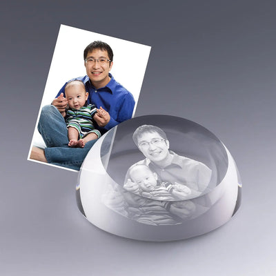 Presse-papier en verre en forme de dôme avec gravure 2D d’une photo père et enfant. Un cadeau personnalisé original, livré dans un coffret cadeau raffiné.