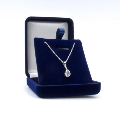 Élégant pendentif en métal argenté en forme de Tour Eiffel avec cristal Swarovski®, livré dans un écrin personnalisable. Cadeau chic et intemporel.