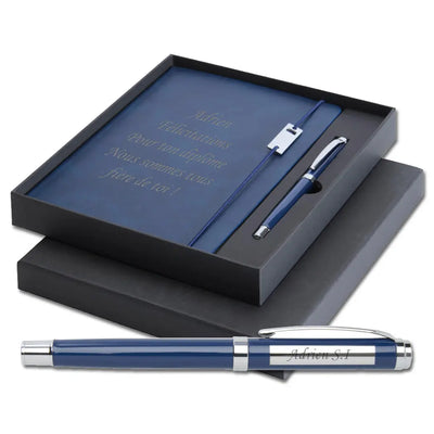 Coffret cadeau Legato Elegance comprenant un carnet bleu personnalisé et un stylo roller assorti à finitions chromées argentées.