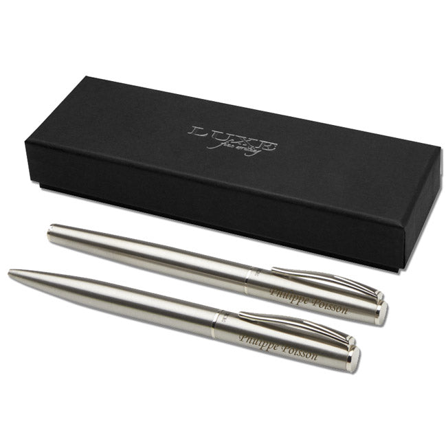 Coffret cadeau contenant deux stylos personnalisés en acier inoxydable recyclé, un roller et un bille, gravés au laser pour un rendu élégant et écoresponsable.