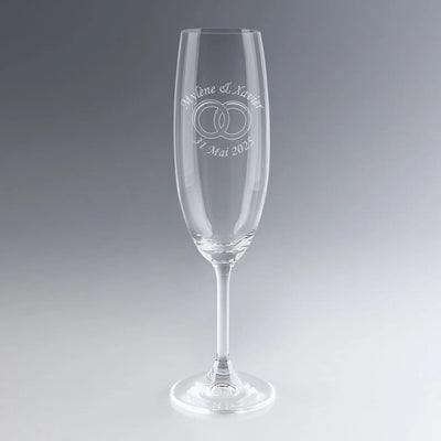 Flûte à champagne gravée au laser avec prénoms, date et symboles d’alliances. Cadeau personnalisé élégant pour célébrer une union ou des noces.