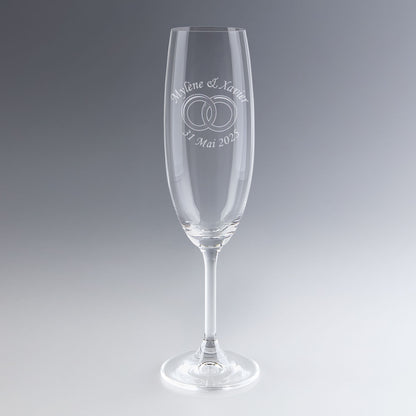 Flûte à champagne gravée au laser avec prénoms, date et symboles d’alliances. Cadeau personnalisé élégant pour célébrer une union ou des noces.