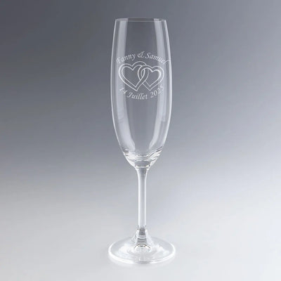 Flûte à champagne gravée avec deux cœurs et les prénoms des mariés. Cadeau romantique et raffiné pour célébrer une union avec émotion.