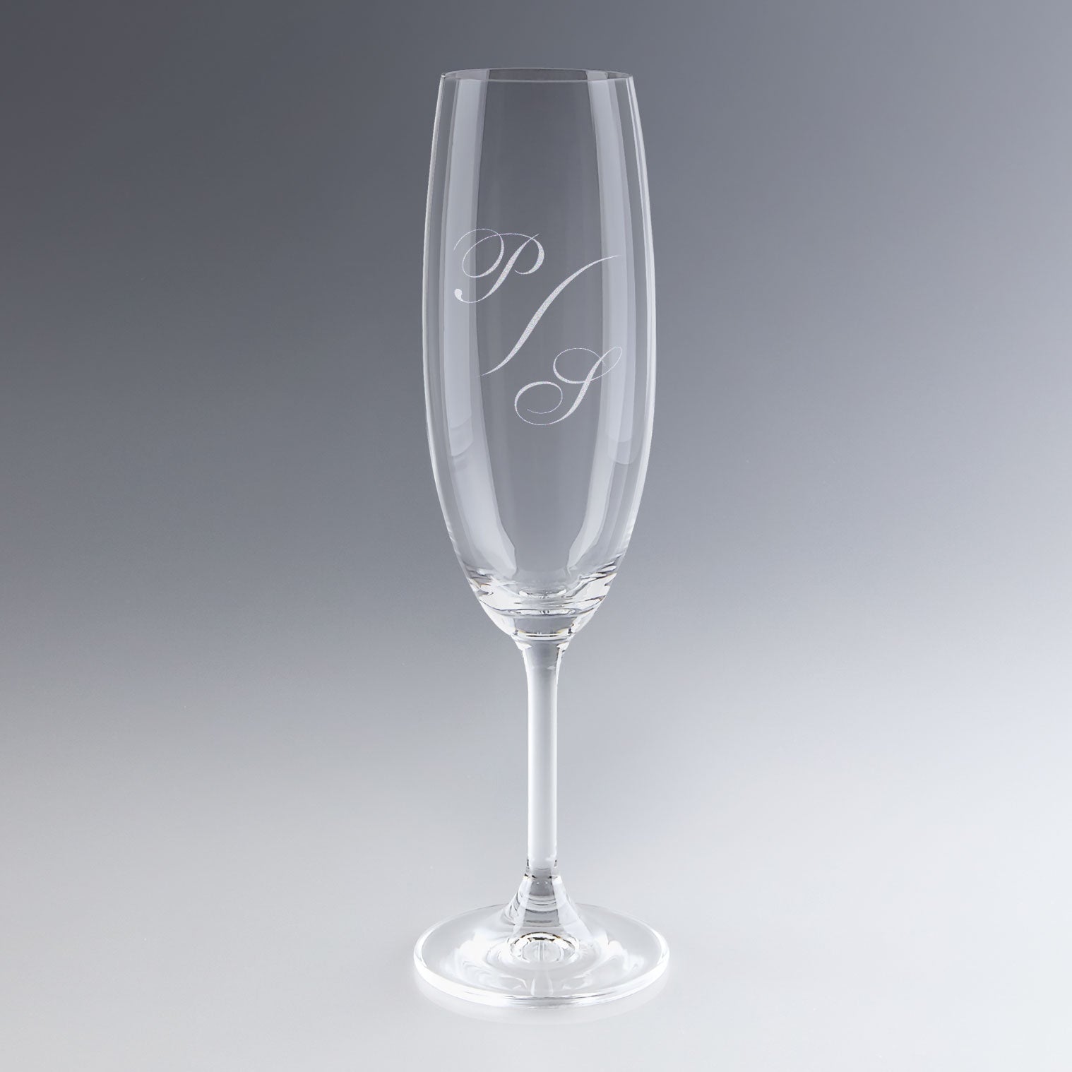 Flûte à champagne élégante avec initiales gravées en monogramme. Cadeau personnalisé idéal pour marquer un événement spécial avec style et sobriété.
